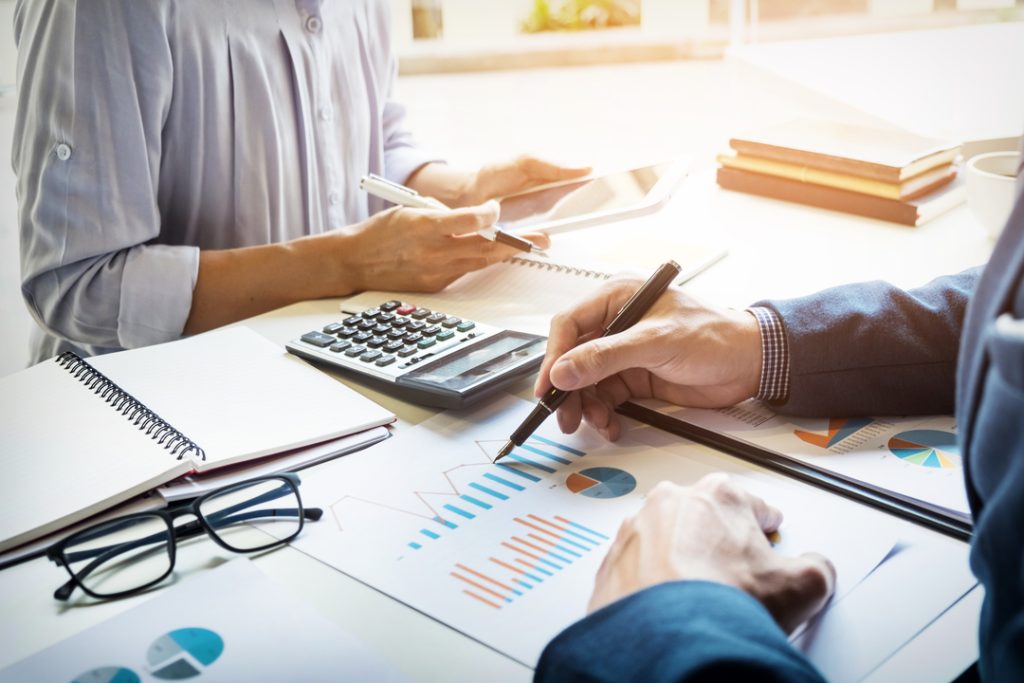 Controladoria com gestão financeira estratégica e controle de resultados empresariais